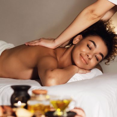 masseur-doing-massage-on-woman-body-in-spa-salon-SD5QFPU.jpg